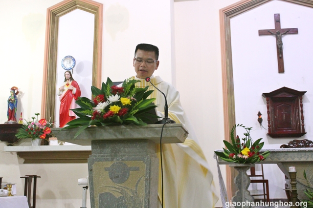 Cha Giuse Nguyễn Văn Hùng giảng lễ