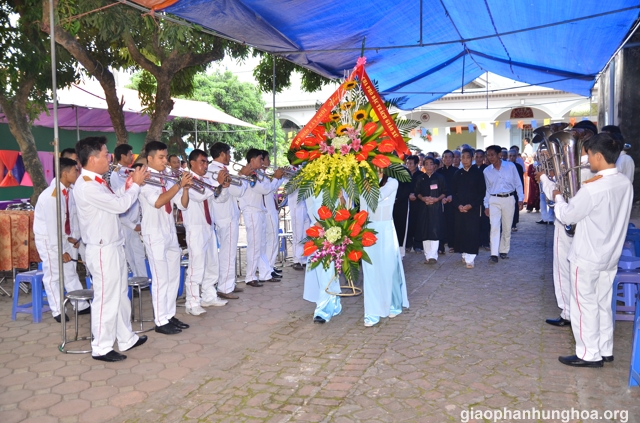 Các đoàn thể đến chúc mừng