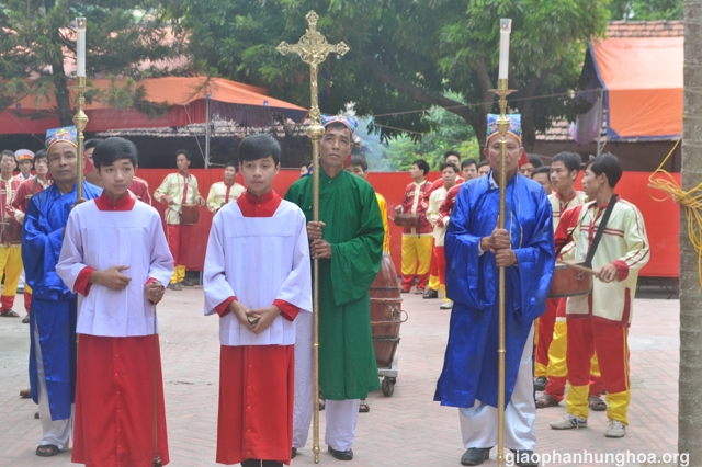 Đoàn rước đang tiến ra nhà thờ