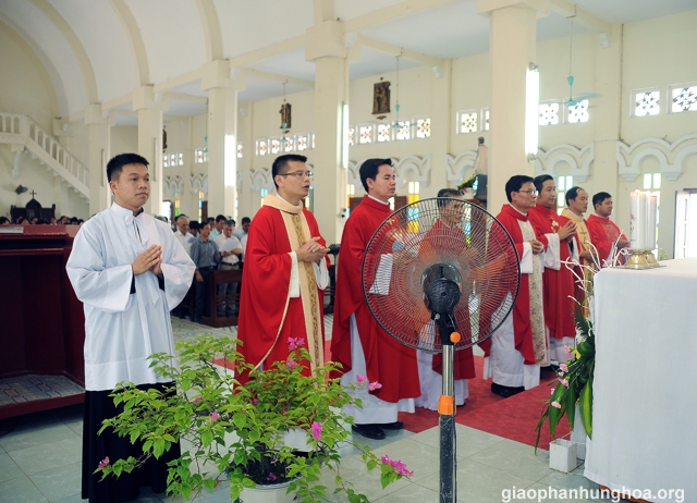 Quý Cha và cộng đoàn cùng tạ ơn Thiên Chúa