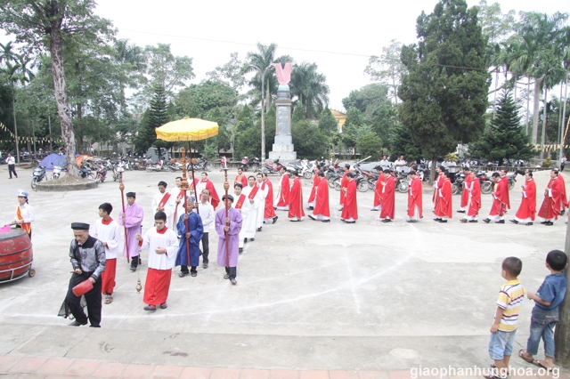 Đoàn rước đang tiến vào nhà thờ