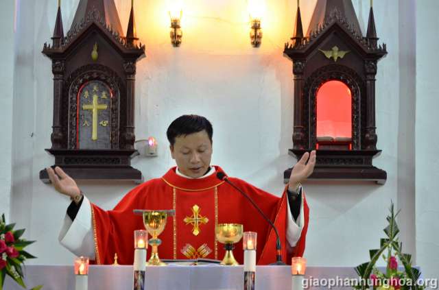Cha Giuse Nguyễn Tiến Liên - Phó xứ Cát Ngòi chủ tế Thánh lễ