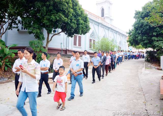 Anh chị em trên đường hành hương tới nhà thờ Hà Thạch