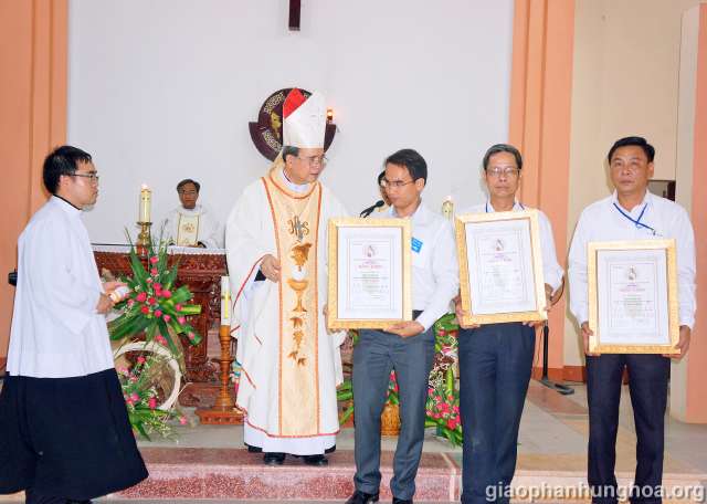 Đức cha trao bằng khen cho đại diện của ba giáo xứ: