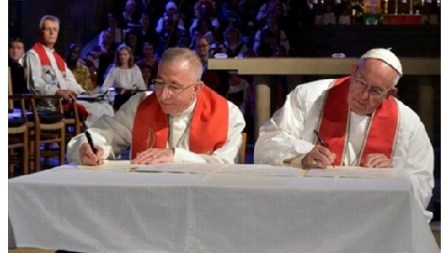  Đức giáo hoàng Phanxicô và Giám mục Mounib Younan ký một Tuyên ngôn chung