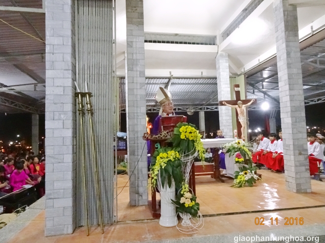 Đức cha chia sẻ Lời Chúa cho cộng đoàn
