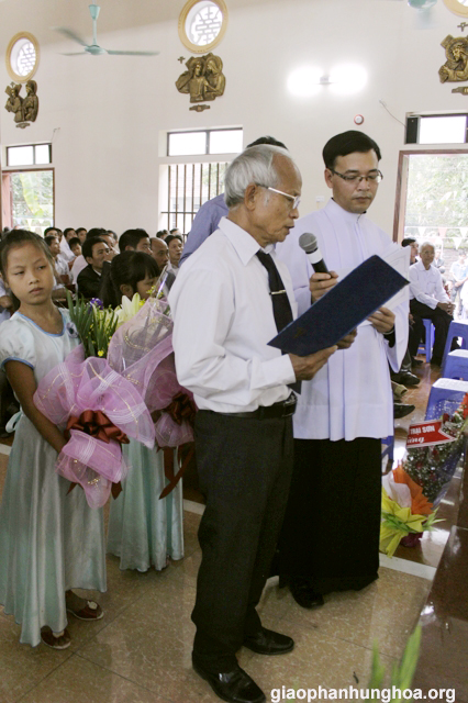 Một vị đại diện cám ơn Đức cha, quý cha và cộng đoàn