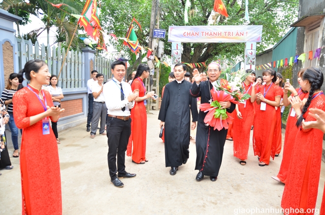 Cha phó đặc trách Giuse Trần Quí Tuần và Giáo họ Hiệp Thuận chào đón Đức Cha