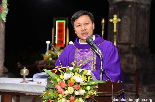 Cha Giuse Nguyễn Tiến Liên chia sẻ lời Chúa với cộng đoàn