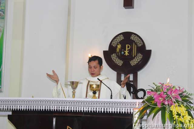 Cha phó Giuse Trần Quý Tuần chủ tế Thánh lễ