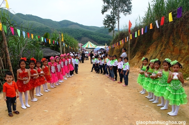 Các em thiếu nhi Đồng Vàng đón chào quan khách