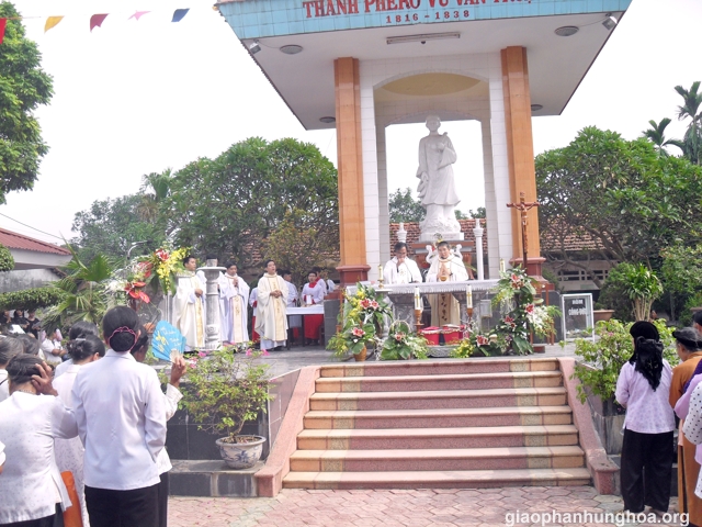 Cha chủ tế ngỏ lời với cộng đoàn