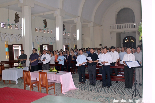 Các thành viên trong hội nghị cùng hiệp ý xin ơn Chúa Thánh Thần