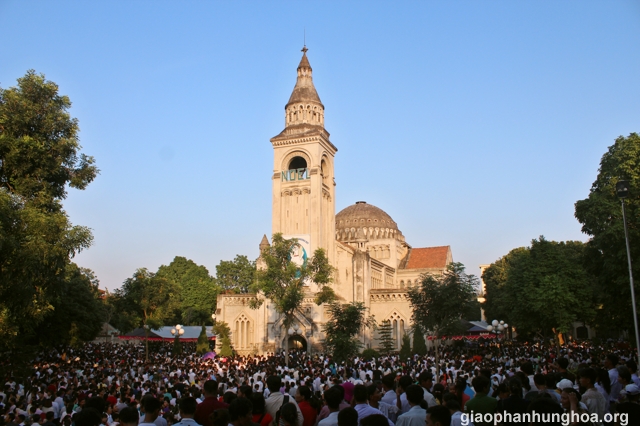 Đông đảo cộng đoàn dân Chúa tham dự Thánh lễ kết thúc năm Thánh tại nhà thờ HCinhs tòa Hưng Hóa