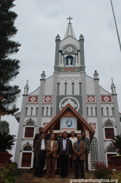Tấm hình lưu niệm của các thành viên tại cuối nhà thờ Thanh Lâm
