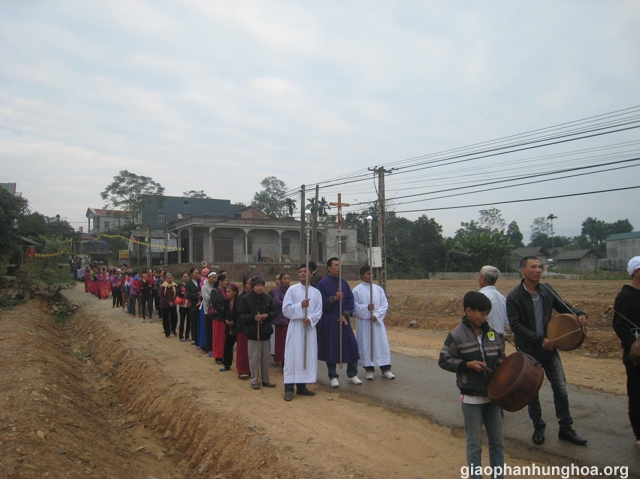 Đoàn rước tượng thánh An rê xung quanh giáo họ