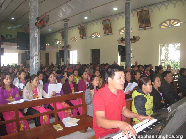 Cộng đoàn tham dự Thánh lễ