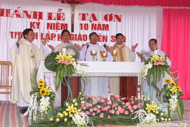 Quý Cha đồng tế trong Thánh lễ Tạ ơn