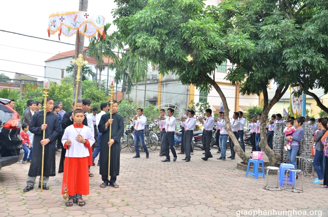 Đoàn rước đang hân hoan tiến vào nhà thờ Cát Ngòi