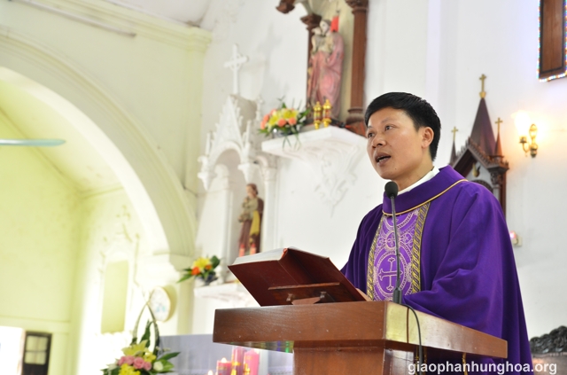 Cha Giuse Nguyễn Tiến Liên chia sẻ lời Chúa với các em sinh viên và cộng đoàn