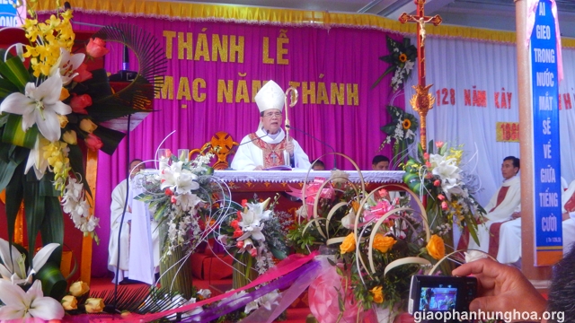 Đức cha Gioan Maria Vũ Tất chia sẻ lời Chúa cho cộng đoàn