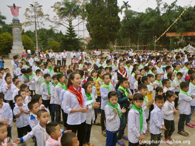 Đông đảo các em thiếu nhi tham gia hội chợ