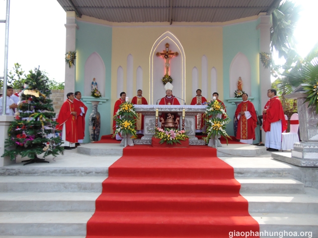 Đức cha Gioan Maria Vũ Tất và quý cha đồng tế