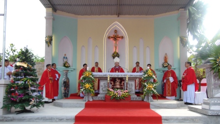 Đức Cha Gioan Maria Vũ Tất Dâng Thánh Lễ và Làm Phép Chuông Mới tại Giáo Họ Đồi Muỗi