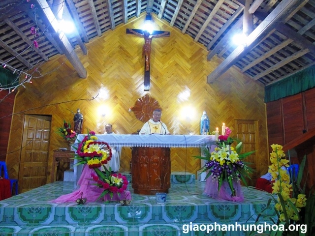 Đức cha Anphong Nguyễn Hữu Long chủ tế Thánh lễ
