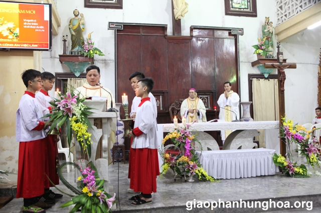 Cha Phêrô Nguyễn Văn Hùng công bố Tin Mừng