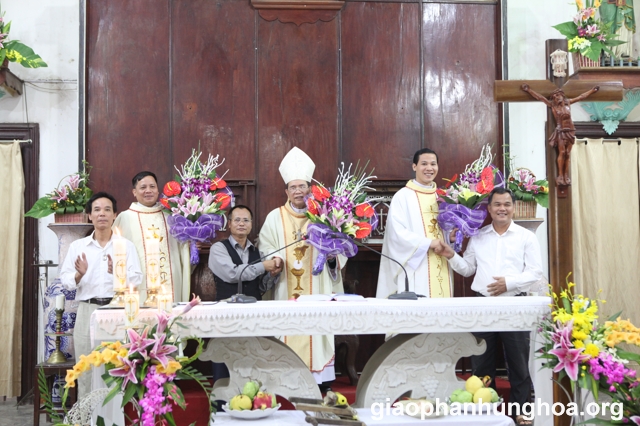 Đại diện Giáo xứ Dị Nậu tặng hoa và chúc tết Đức cha và quý cha đồng tế