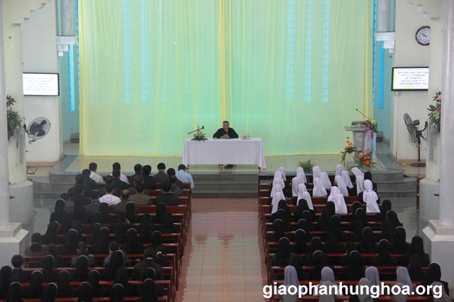 Đức cha Anphong Nguyễn Hữu Long chia sẻ với các tu sĩ