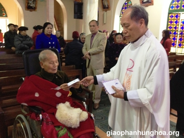 Cha Giuse Nguyễn Thái Hà chia sẻ chút quà cho các bệnh nhân