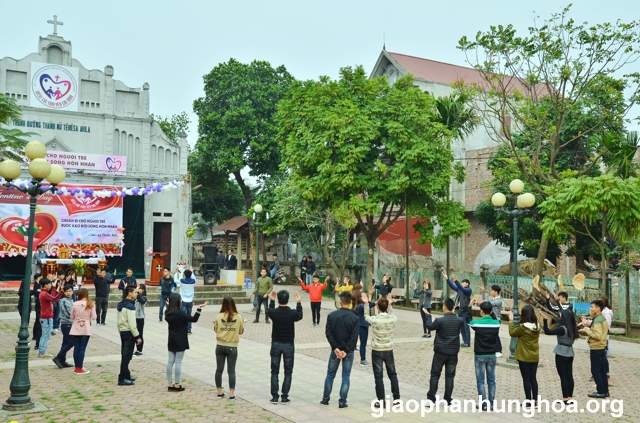 Các bạn trẻ vui chơi trong ngày gặp mặt