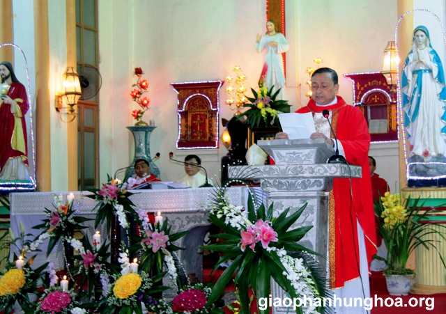 Cha Phêrô Phùng Văn Tôn đọc thư bổ nhiệm