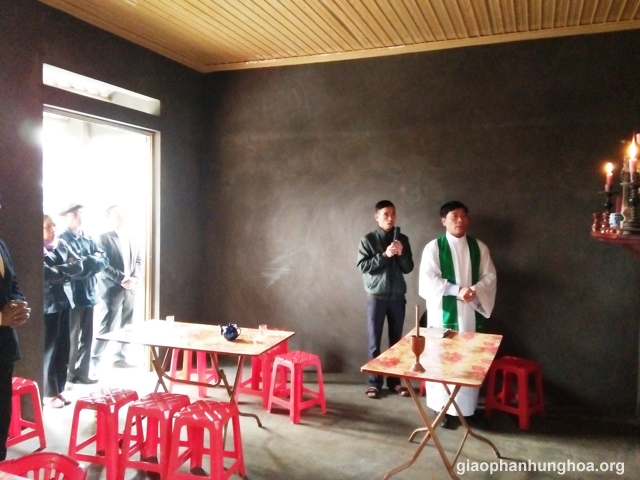 Cha xứ Giuse Nguyễn Thanh Bình làm phép nhà mới cho ông bà Phan Khắc Sửu