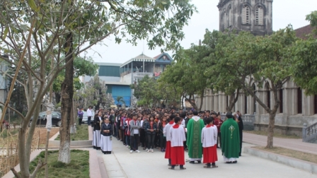 Giáo Lý Viên Và Huynh Trưởng Giáo Hạt Sơn Tây Hành Hương Tại Nhà Thờ Vĩnh Lộc