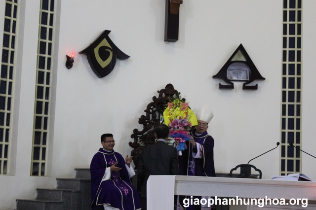 Ông Chủ tịch Hội đồng giáo xứ tặng hoa cho Đức cha