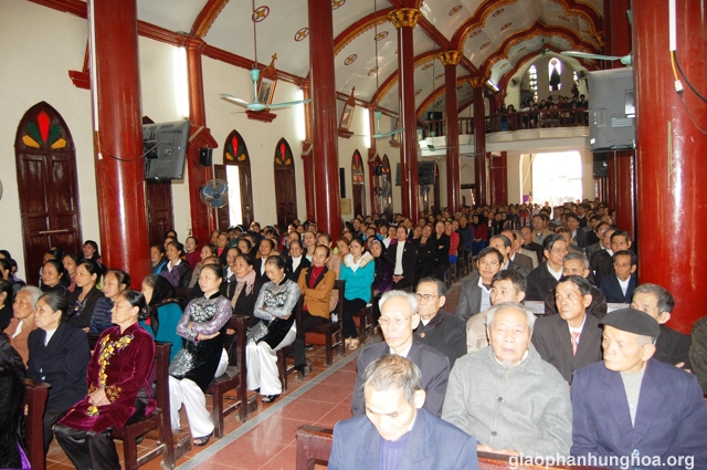 Cộng đoàn tham dự buổi hành hương tại nhà thờ Giáo xứ Vĩnh Lộc