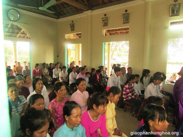 Cộng đoàn tham dự Thánh lễ sốt sáng trong ngày Chầu lượt