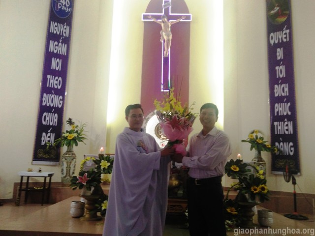Anh Trưởng Hội có lời cám ơn và tặng hoa cha Xứ Phêrô Nguyễn Đình Đền