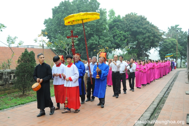 Đoàn rước tiền về nhà thờ