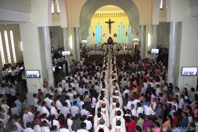 Đoàn rước tiến vào Nhà thờ Chính tòa Sơn Lộc
