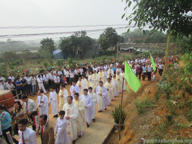 Đoàn rước tiến về lễ đài để hiệp dâng Thánh lễ