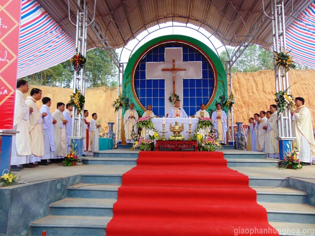 Cha Tổng đại diện Phêrô Phùng Văn Tôn mở đầu Thánh lễ