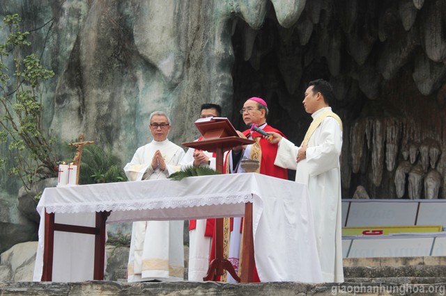 Đức cha Gioan Maria Vũ Tất ngỏ lời với cộng đoàn trước nghi thức làm phép lá