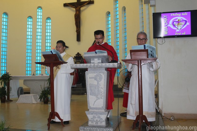 Cha Giuse Nguyễn Văn Hùng và hai thầy Phó tế đọc bài Thương Khó