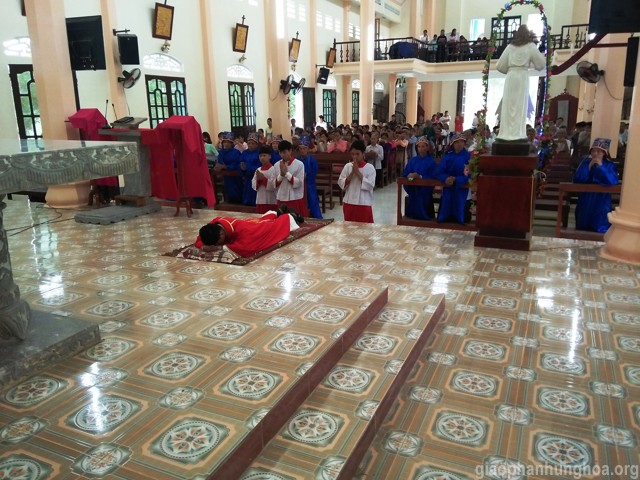 Cha Giuse Nguyễn Thanh Bình phủ phục trước Bàn thờ