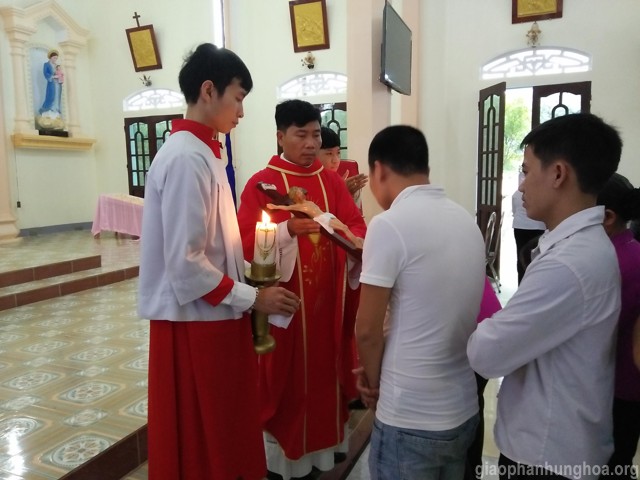 Cộng đoàn hôn kính Thánh Giá