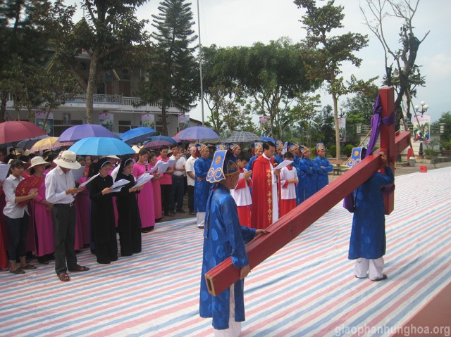 Đi đàng Thánh Giá trọng thể